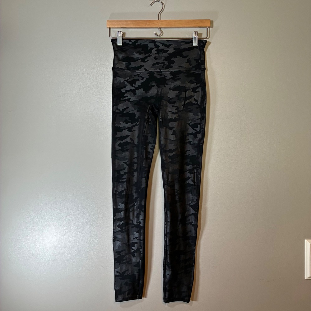 Spanx Look At Me Now Faux Leather Camo Leggings Black‎ Medium 20185R High Waist
